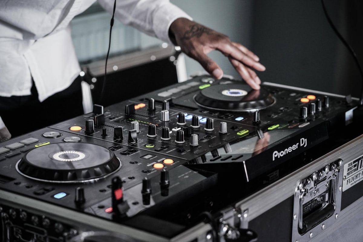 Cover Image for Top tips for working with your wedding DJ